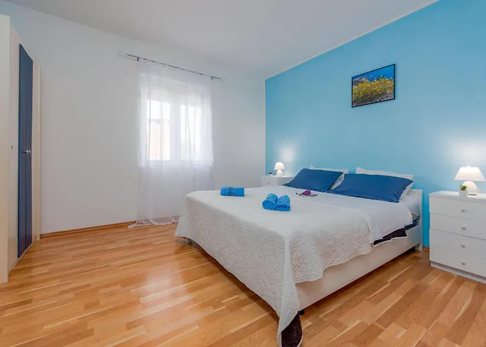 4 Bedroom Gorgeous In Lisicic Σπίτι διακοπών *