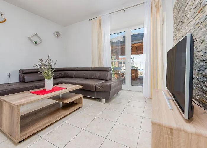 4 Bedroom Gorgeous In Lisicic Σπίτι διακοπών