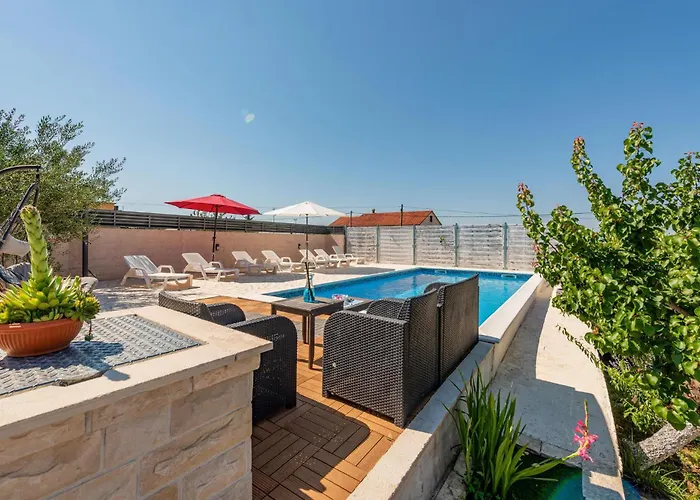 4 Bedroom Gorgeous In Lisicic Lisicici