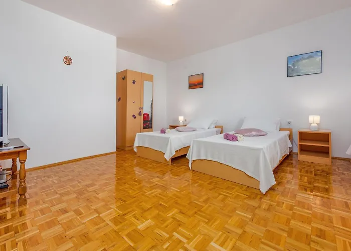 4 Bedroom Gorgeous In Lisicic