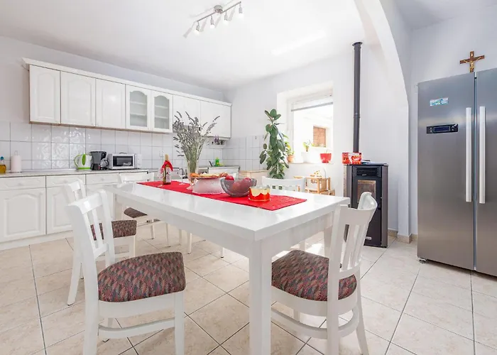 4 Bedroom Gorgeous In Lisicic Lisicici