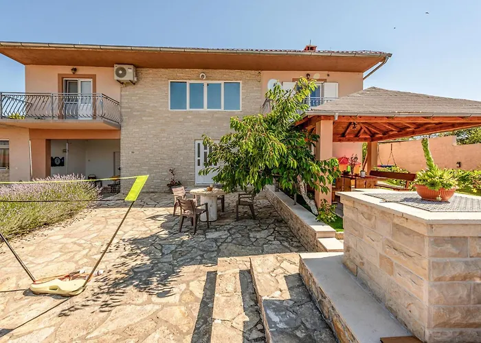 4 Bedroom Gorgeous In Lisicic 펜션