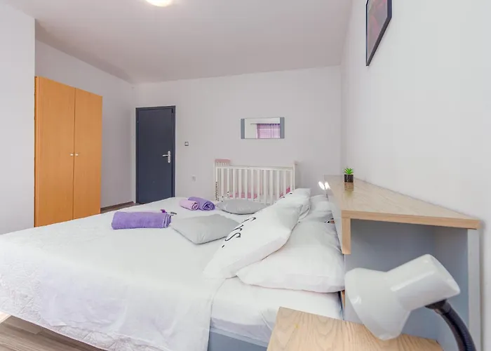 4 Bedroom Gorgeous In Lisicic *