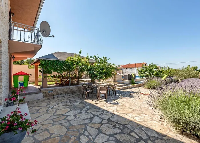 펜션 4 Bedroom Gorgeous In Lisicic *