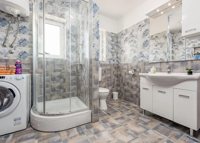 4 Bedroom Gorgeous In Lisicic 펜션 Lisicici