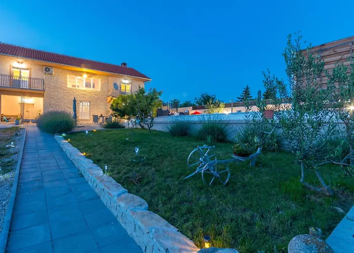 4 Bedroom Gorgeous In Lisicic *